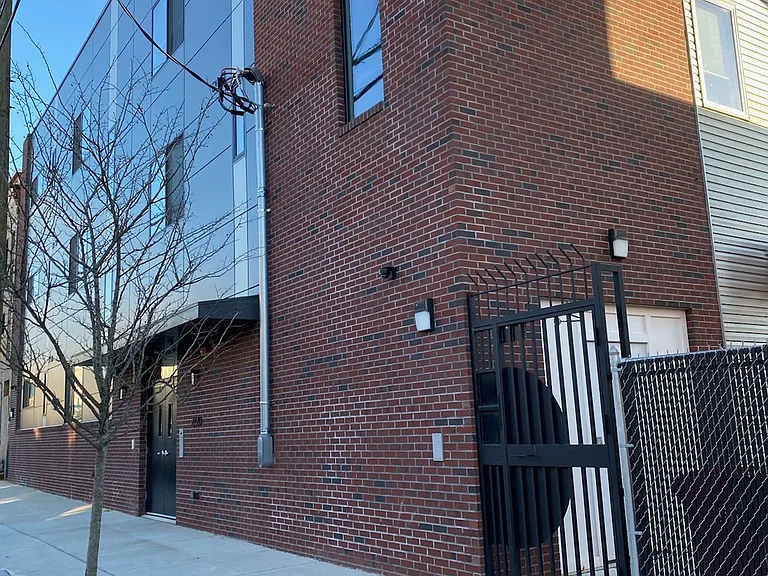 Brand New Modern Apartments — Photo 10
