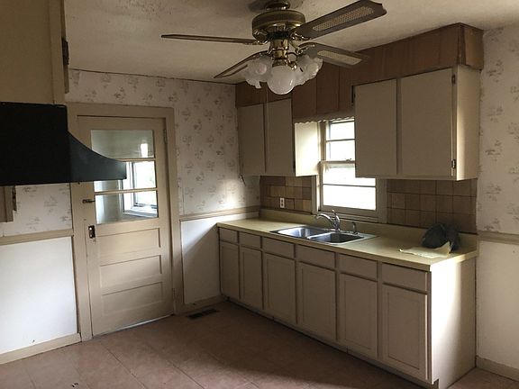 5th image of 338 E Hillcrest Dr