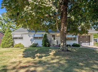 1165 Ruggles St, Roseville, MN 55113