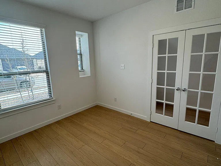 2817 Foxwood St — Photo 9