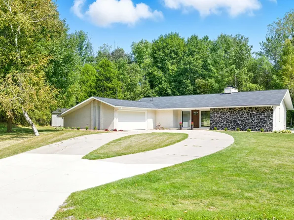 3176 Saint Andrews Dr, Mount Pleasant, MI 48858