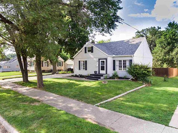 2nd image of 1027 W Willow Ln