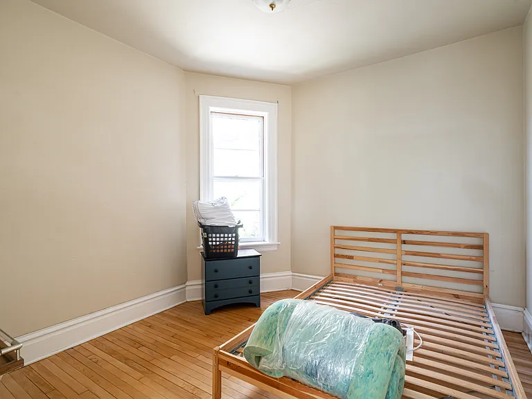 third bedroom (no closet)