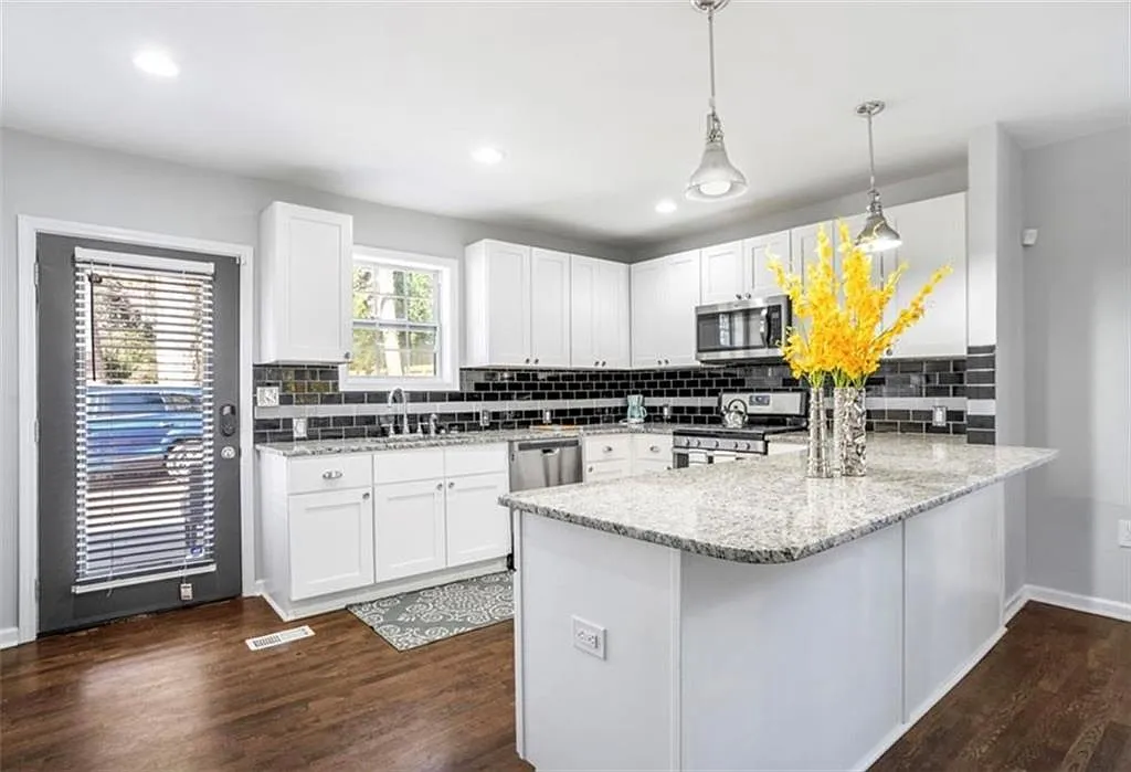 3 bed, 2.0 bath, 2312 sqft, $2,800 — Photo 2