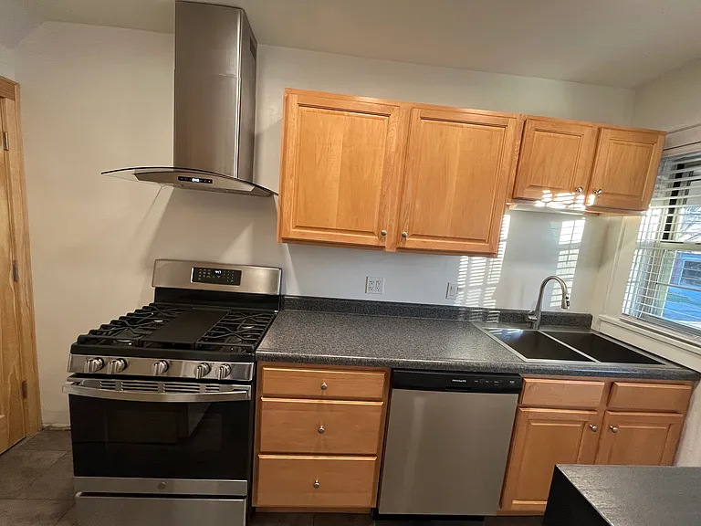 1687 King Ave — Photo 11