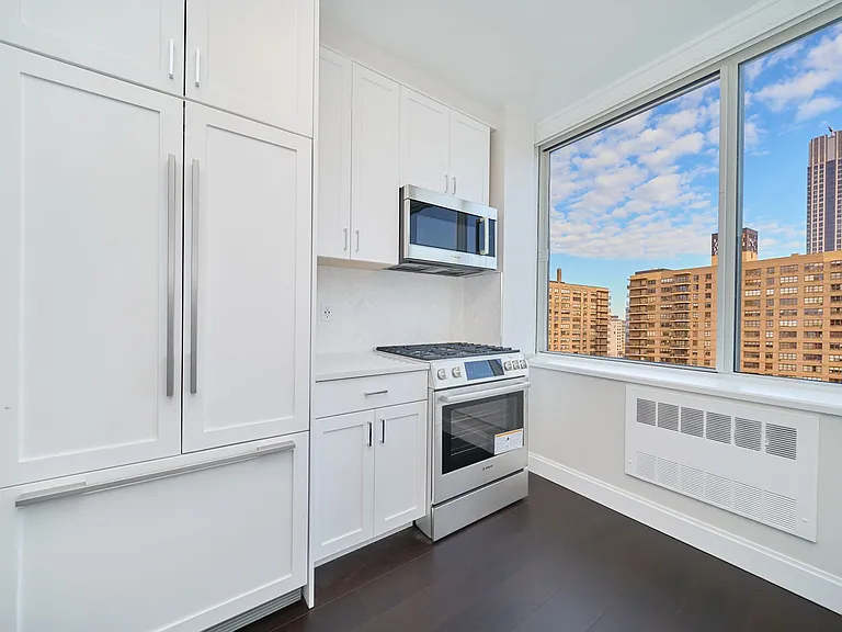 160 Riverside Blvd #27B — Photo 10