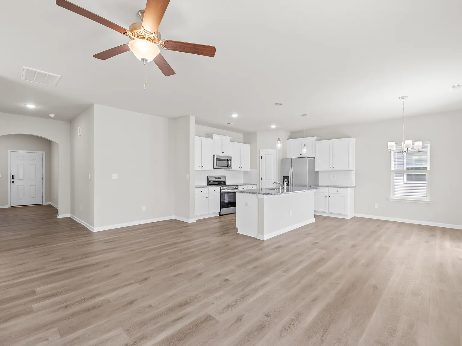 4 bed, 1896 sqft, $2,245 — Photo 4