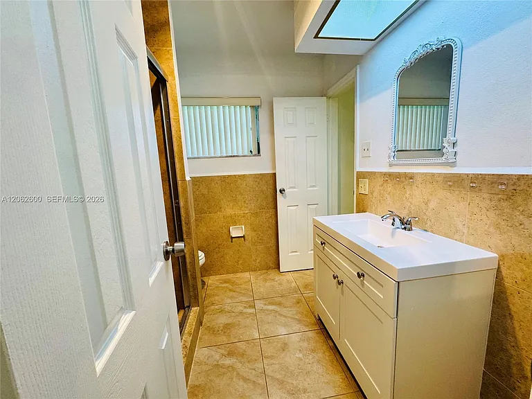 717 NE 10th Ave — Photo 12