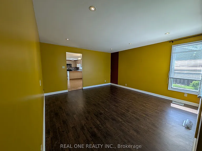 157 Bessborough Dr — Photo 12