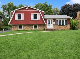 305 Hazelwood Dr, Lindenhurst, IL