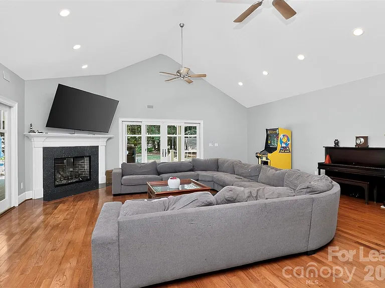9704 Saddle Ave — Photo 6
