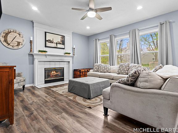 5th image of 3641 Windwood Dr NE