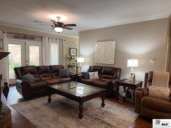 3rd image of 105 Pin Oak Dr