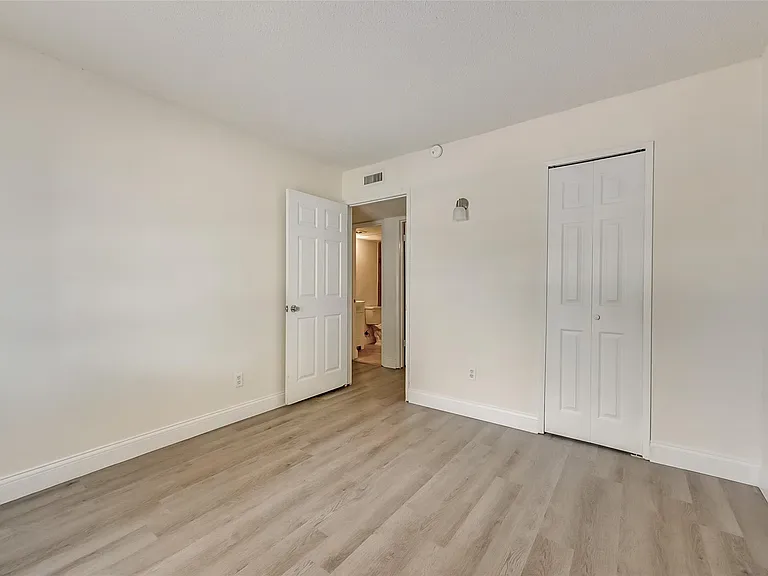 1049 Eastwood Dr — Photo 9