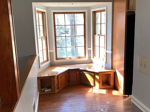 5th image of 140 Marilyn Ct