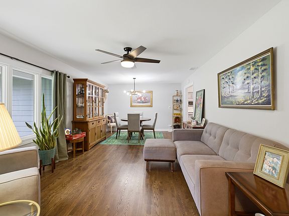 3rd image of 1321 Cumberland Cir E