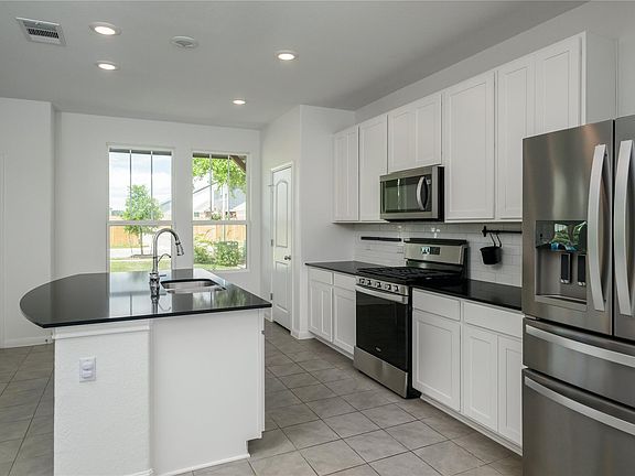 4th image of 2540 Acoma Ln
