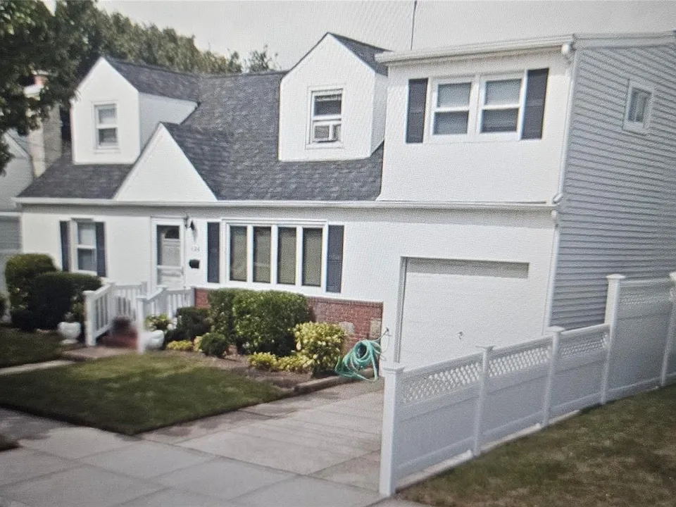126 Waterford Rd #LOWER