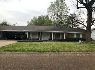 2129 Country Club Dr, Yazoo City, MS 39194
