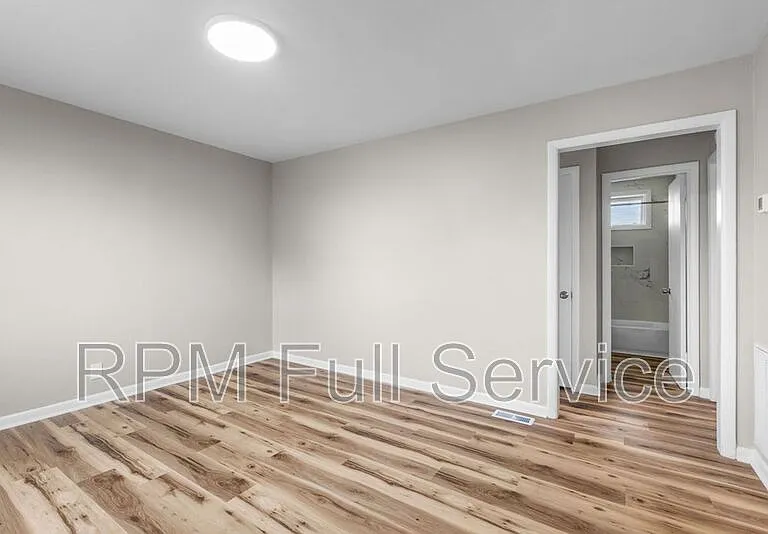 895 W Sharpe Ave #A — Photo 3