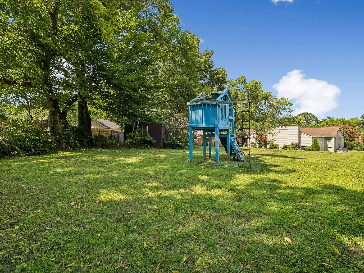 3 bed, 2572 sqft, $3,300 — Photo 3