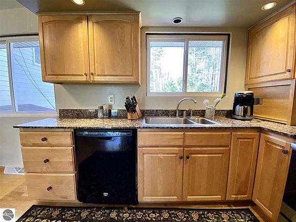 4th image of 10667 Pine Grove Dr