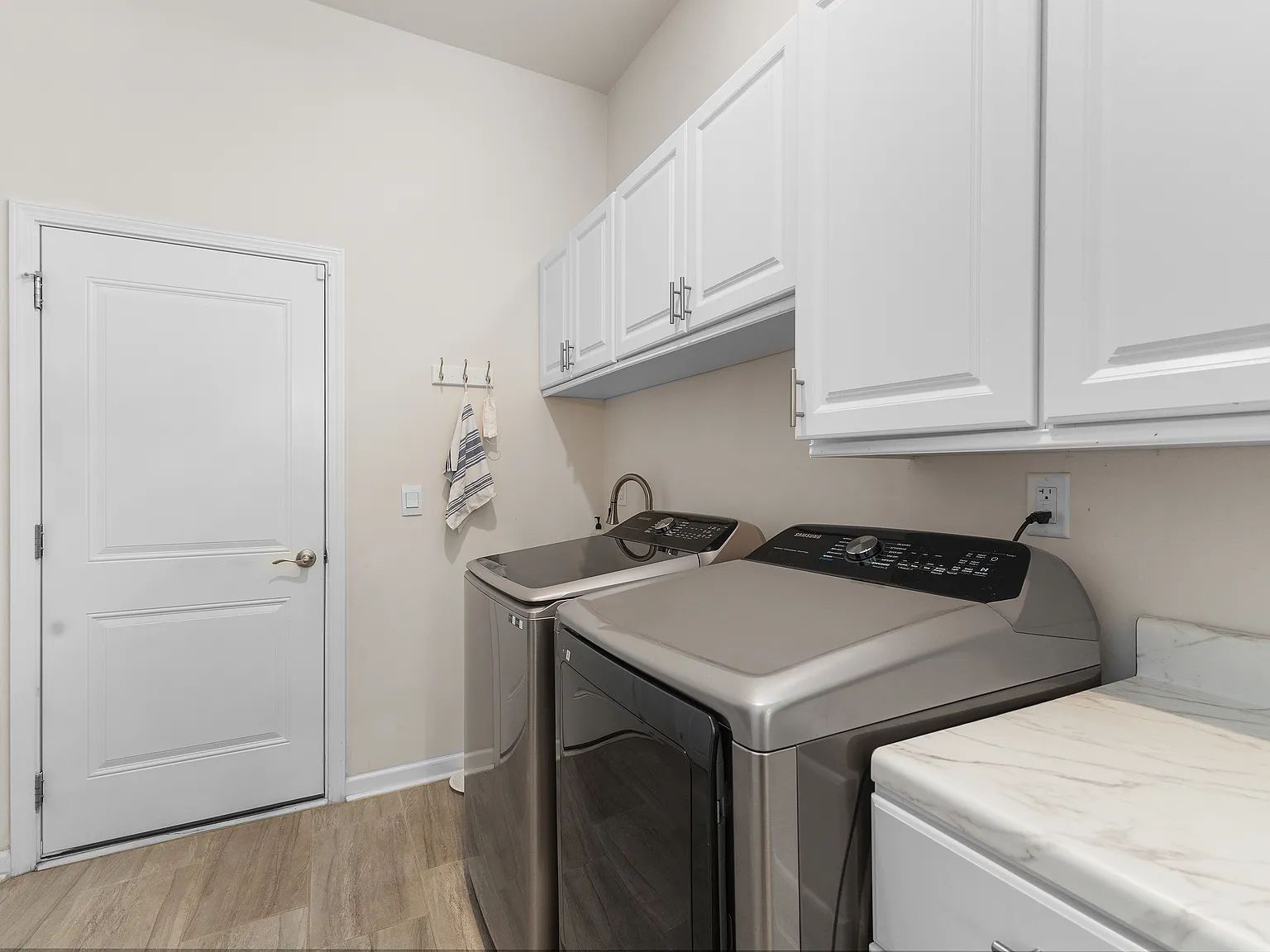 4 bed, 2489 sqft, $2,600 — Photo 3