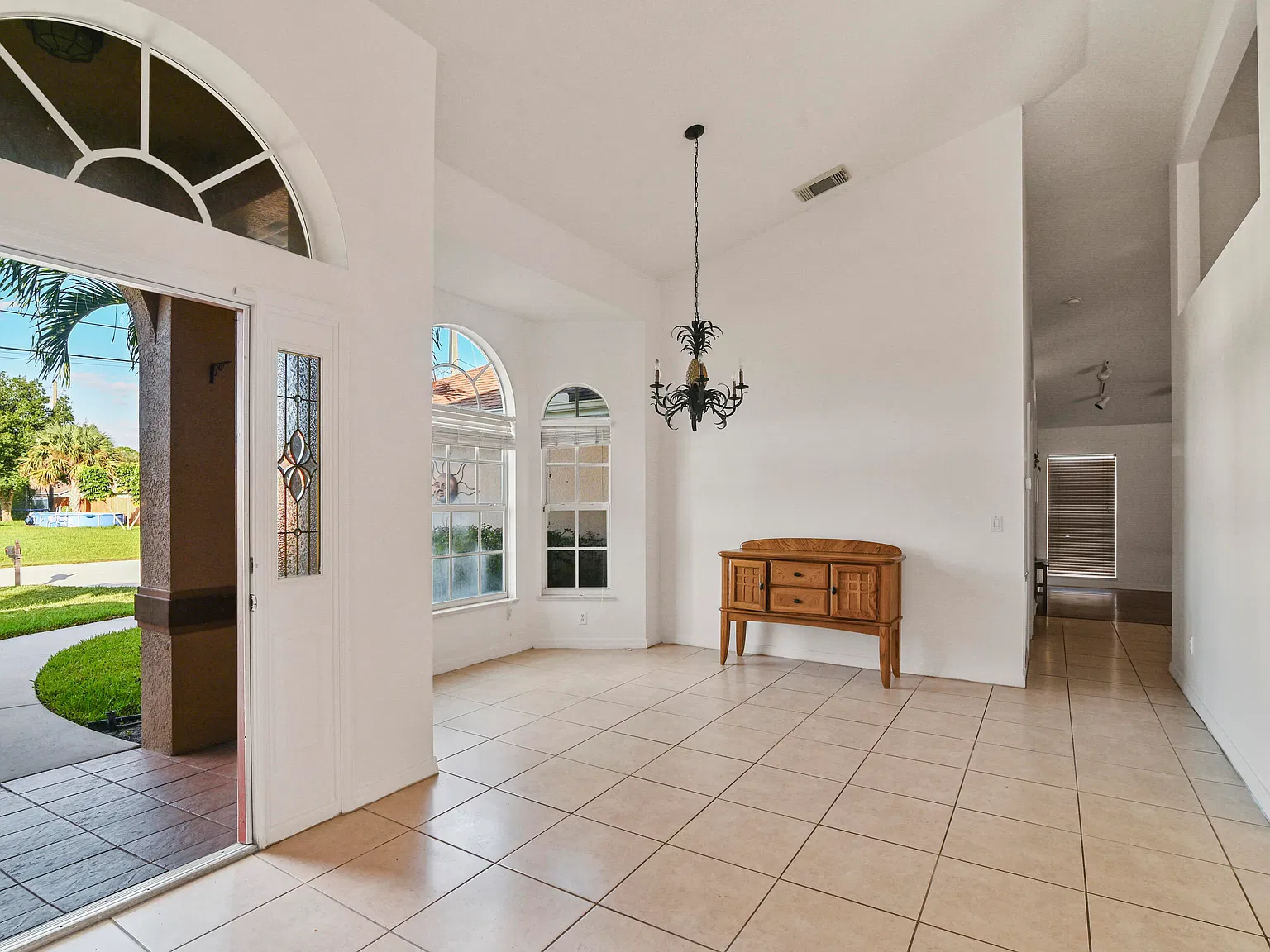 4 bed, 2.0 bath, 2224 sqft, $3,500 — Photo 4