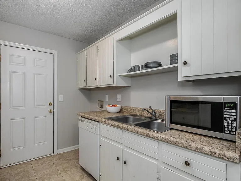 2611 Holton Ave #7 — Photo 24