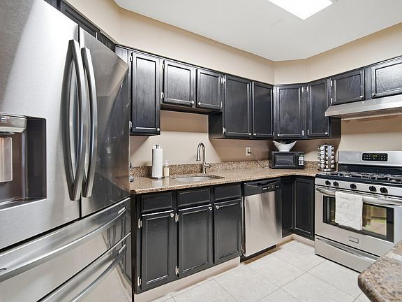 4th image of 50 Trotters Ln #910