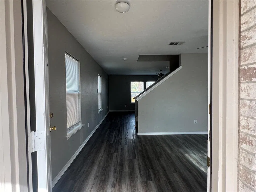 3 bed, 2.5 bath, 2345 sqft, $1,895 — Photo 3