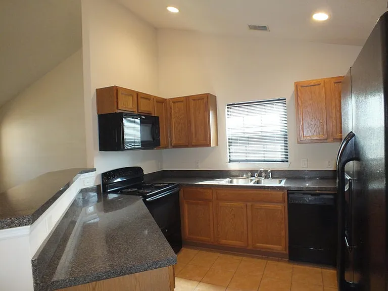 255 Colony Dr — Photo 7