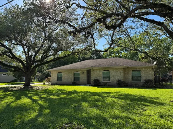 304 S Shadowbend Ave, Friendswood, TX 77546