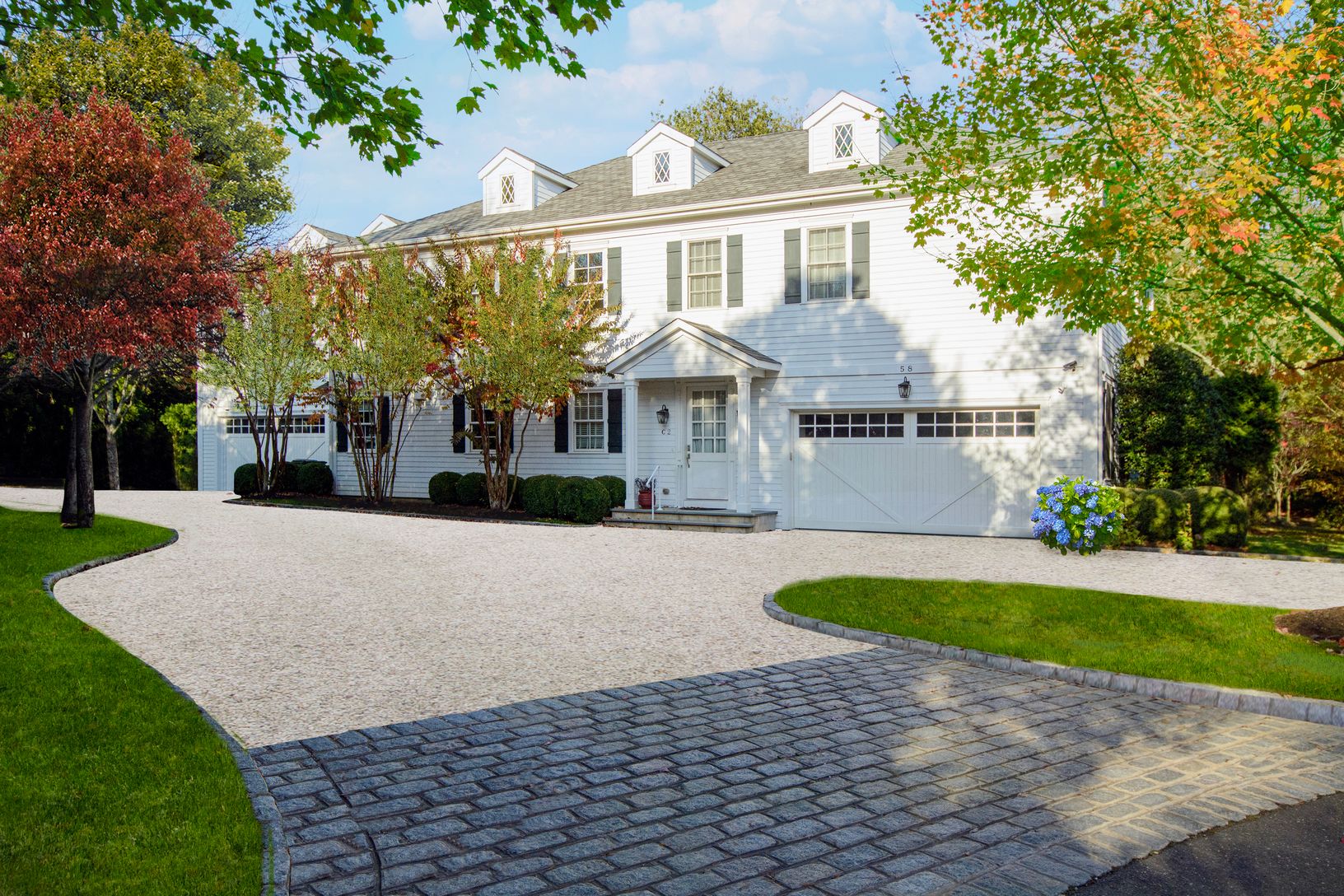  Front approach with parking