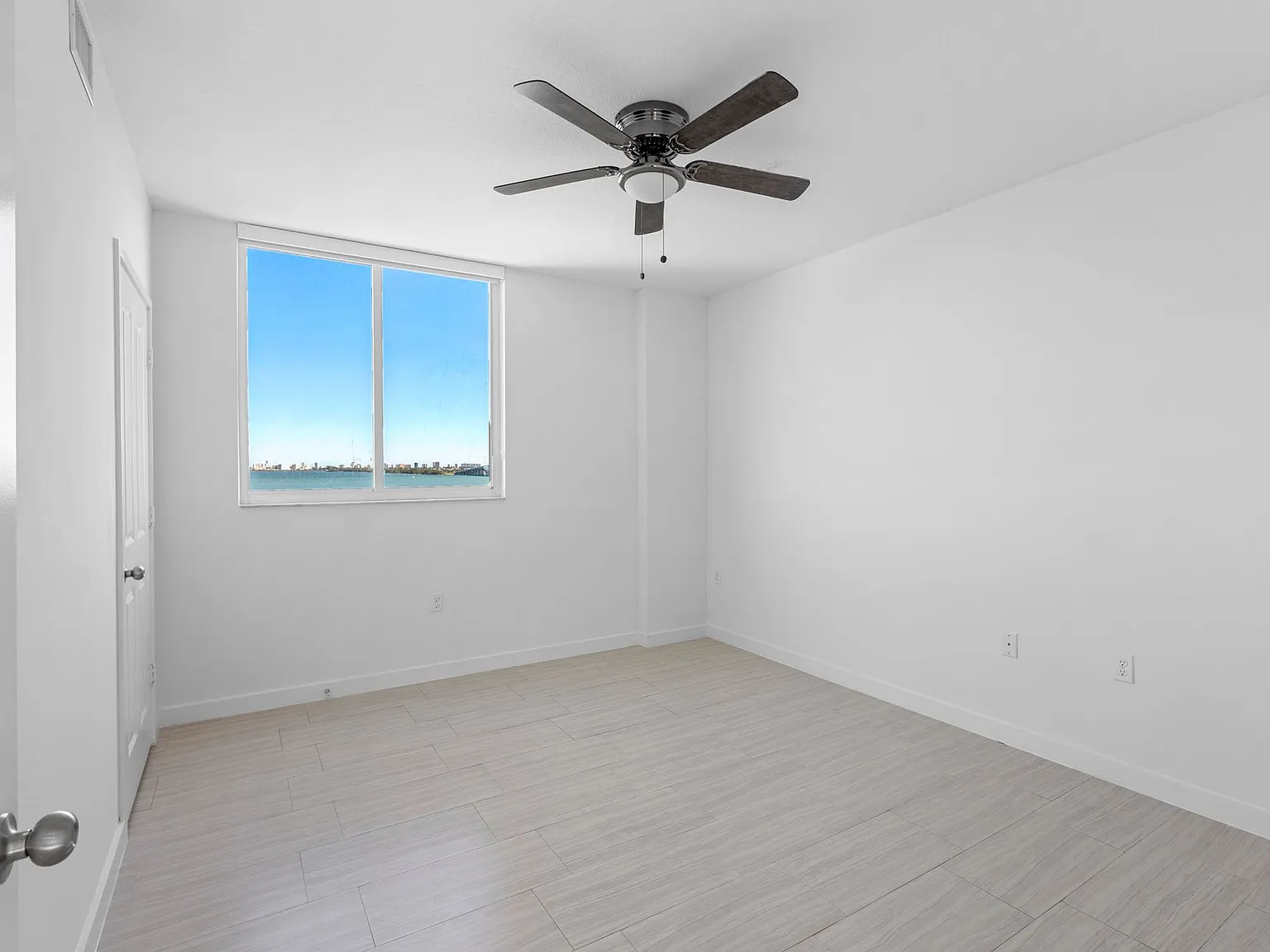 2 bed, 1000 sqft, $3,545 — Photo 2
