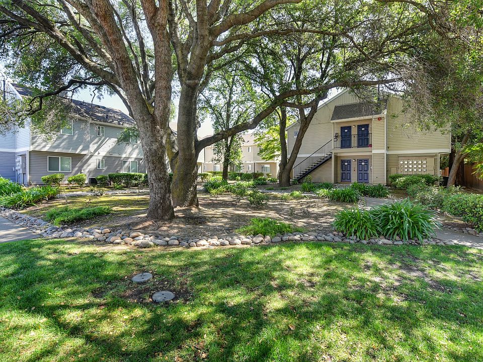 Community Exterior and Green Walkways