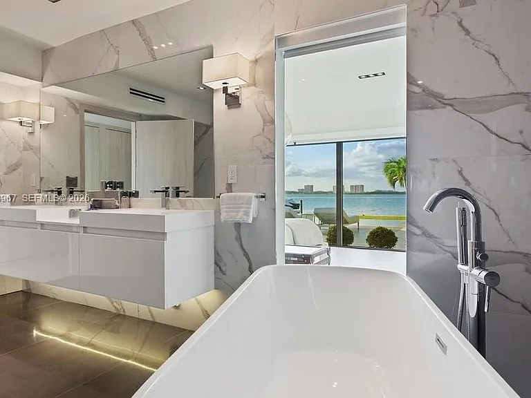 7972 Biscayne Point Cir — Photo 12