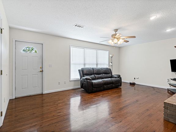 5th image of 423 Hillcrest Dr
