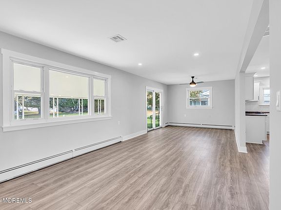 4th image of 249 Barbados Drive N