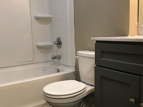 4th image of 401 Knollwood Cir #B