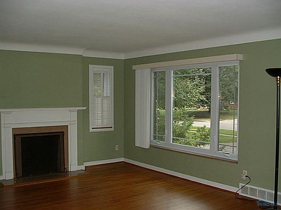 4th image of 2811 Meadowwood Dr