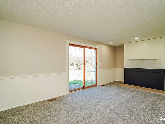 5th image of 921 Noyes Dr