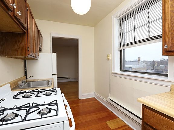 4th image of 373-73 Hazel Ave #C9