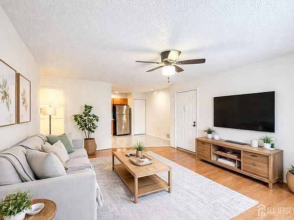 5th image of 15 Fisher Dr
