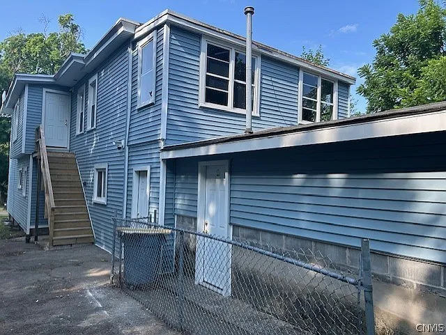 3 bed, 1.0 bath, 2908 sqft, $1,800 — Photo 3