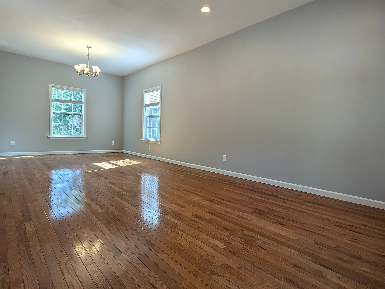 4 bed, 2.5 bath, 2400 sqft, $3,000 — Photo 4