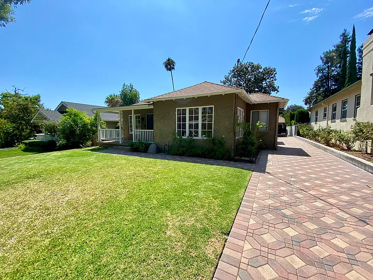 1051 N Wilson Ave — Photo 16