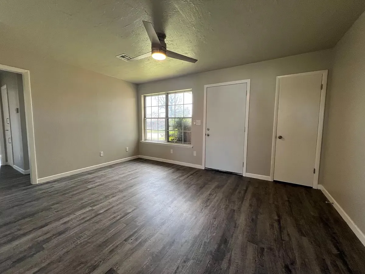 3 bed, 900 sqft, $1,100 — Photo 2
