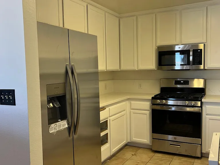 10756 Camarillo St #201 — Photo 15