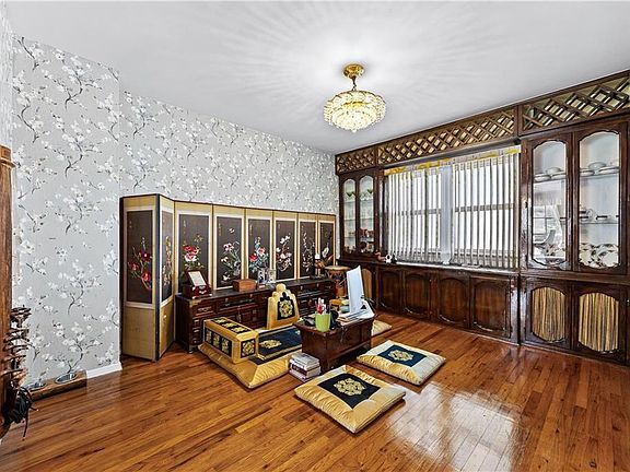 4th image of 28 Rockne St